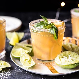 Pineapple Margarita Sparklers 🍍🍾 NYE party punch. Recipe linked in stories.  #foodandwine #f52grams #buzzfeast #Christmas #appetizer #imsomartha #CLkitchen #howiholiday